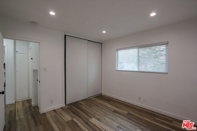 Building Photo - 12942 Moorpark St