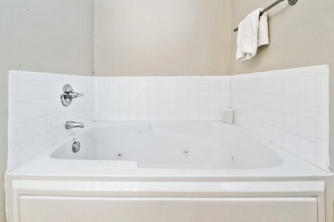 Building Photo - 1000 Pershing Ct