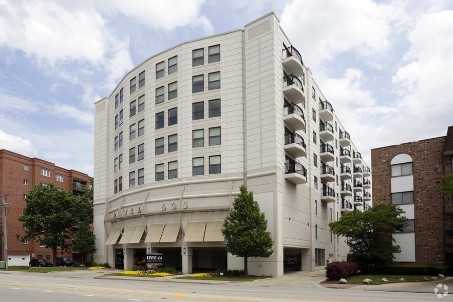Building Photo - River 595