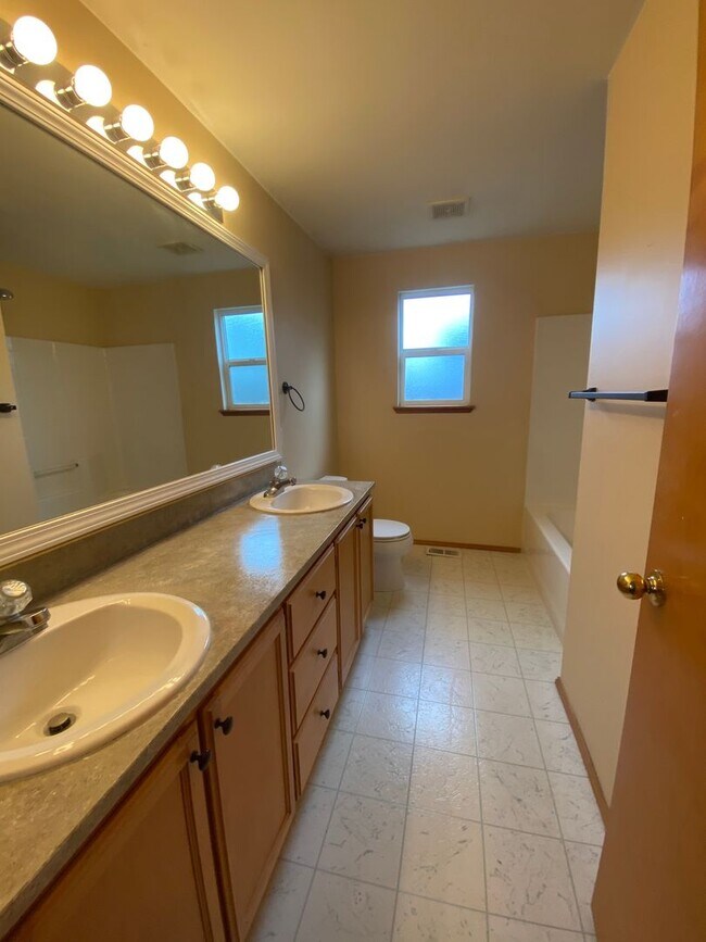 Building Photo - Charming 3 bed + bonus, 2 bath rambler - M...