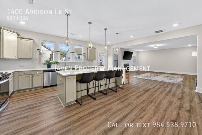Building Photo - 1400 Addison Lk St