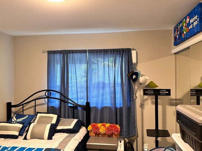 Building Photo - Fully Furnished Home