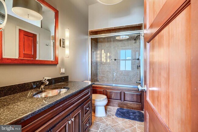 Building Photo - 1301 Hull St