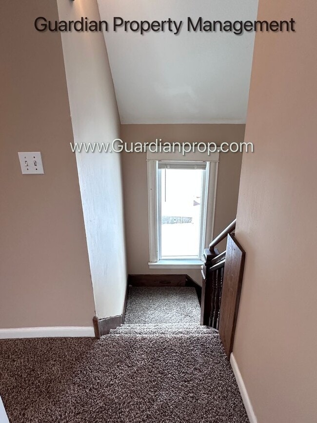 Building Photo - Spacious Two Bedroom Single Family Home, Hardwood Floors, W/D, Dishwasher