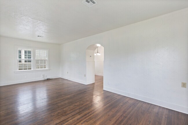 Building Photo - 1304 S Oswego Ave