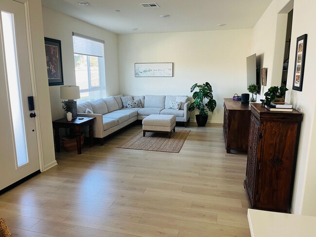 Building Photo - 1052 Kendale Wy