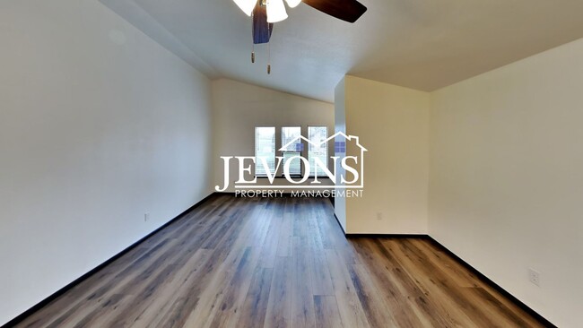 Building Photo - 1202 S 39th Ave