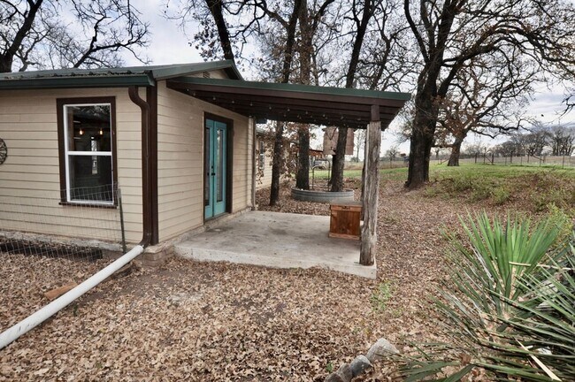 Building Photo - COMING SOON - FOR LEASE! Hard to Find Hors...