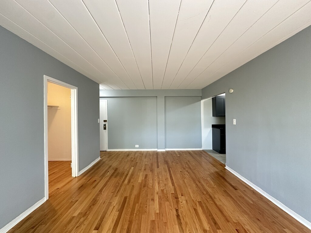 Building Photo - 1360 W Touhy Ave