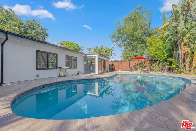 Building Photo - 20412 Oxnard St