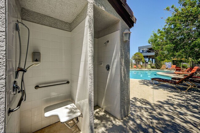 Building Photo - Charming 1 bedroom Condo with full size Ga...