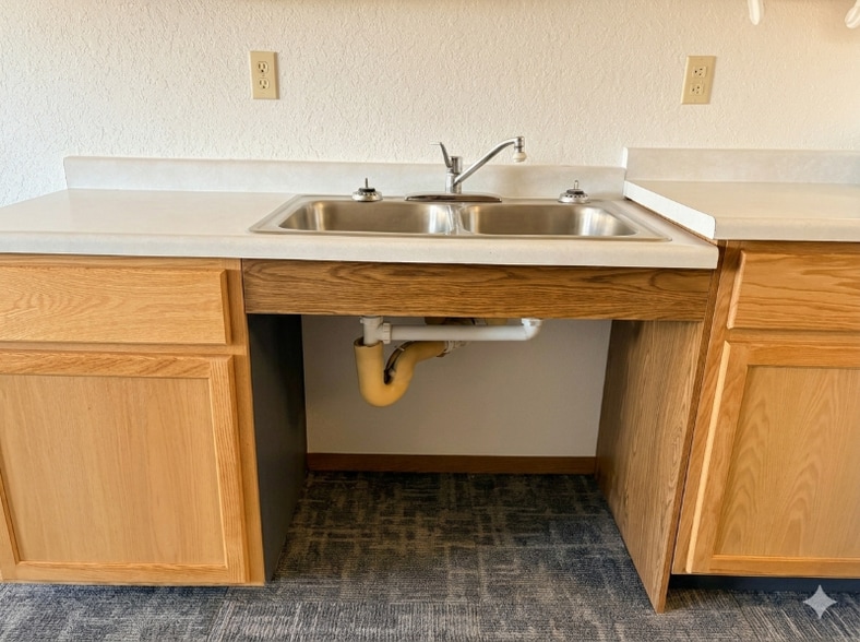 Building Photo - 100 Robert Ave