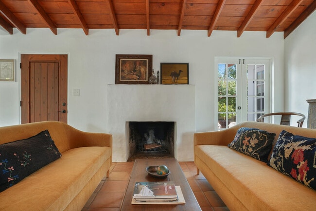 Building Photo - 439 E Sonora Rd