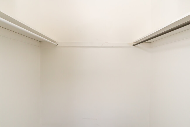 Building Photo - 4713 Belle Plaine Dr