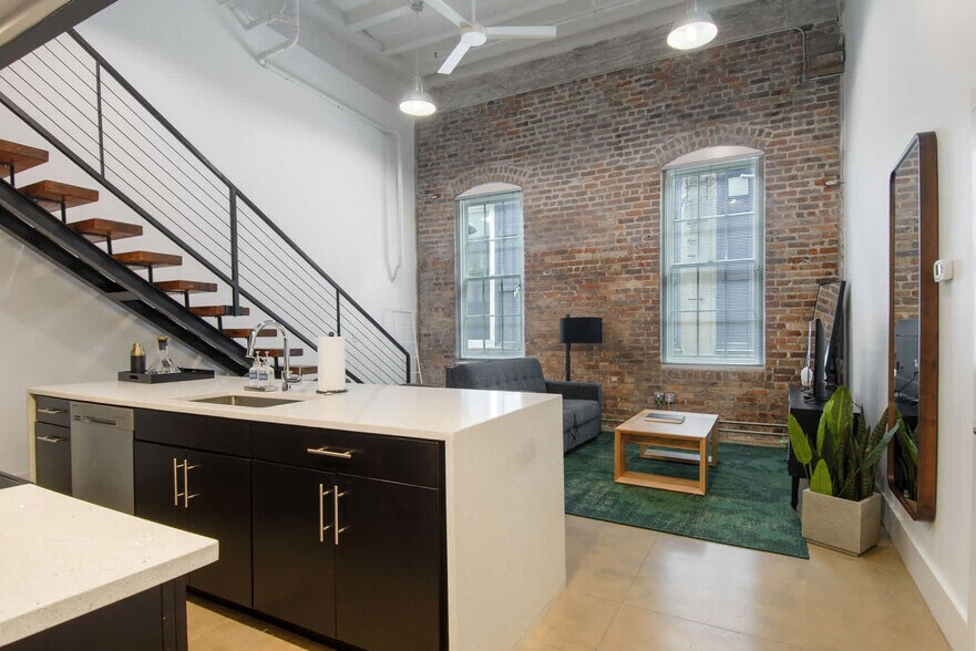 Building Photo - 822 Howard Ave