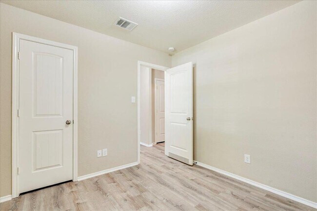 Building Photo - 185 Housefinch Loop