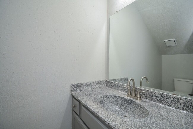 Building Photo - Perfect Townhouse ready for you!