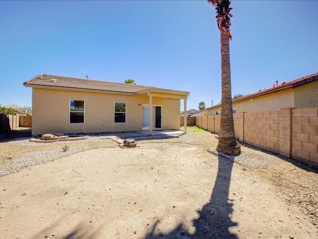 Building Photo - 3 Bedroom 2 Bathroom