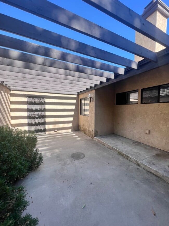 Building Photo - 2 Bed Condo w/Garage!