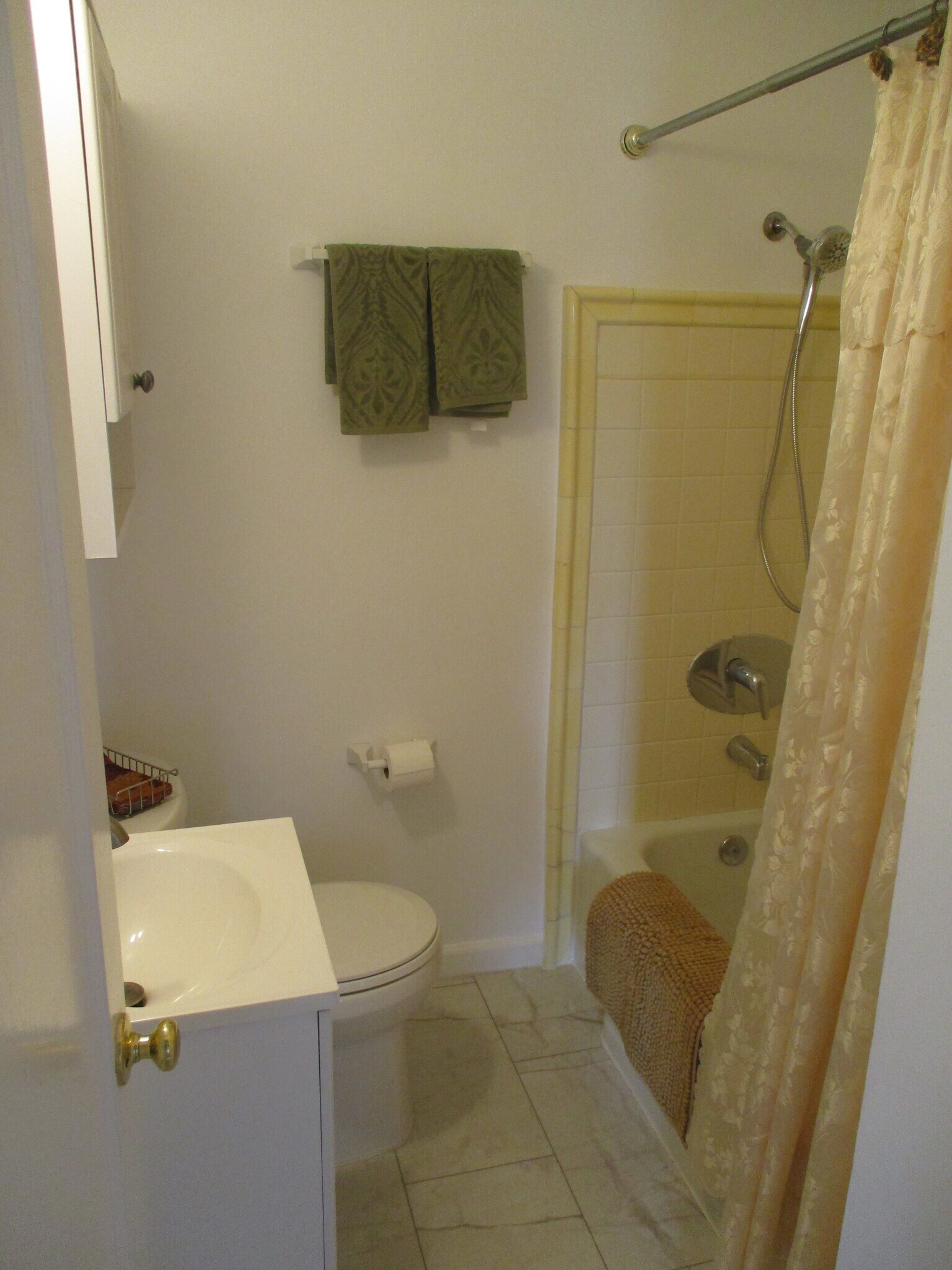 Full Private Bath with Tub/Shower combo -- Linens Provided! - 56 La Cruz Ave