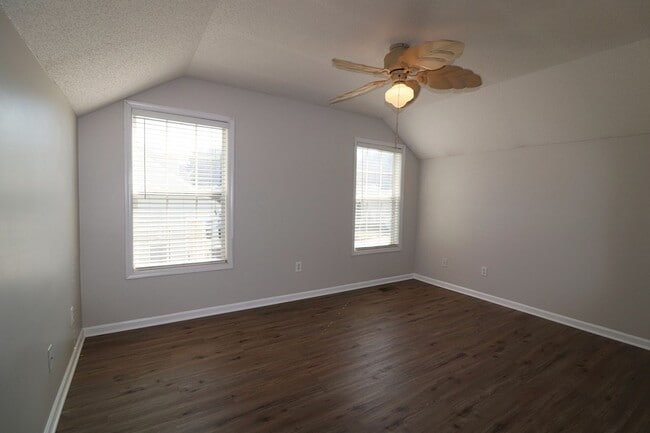 Building Photo - Light and Bright End unit 3 bdrm 2 bath to...