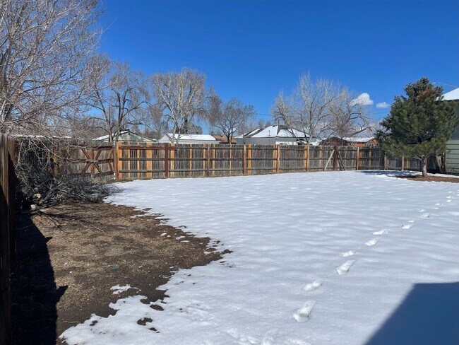 Building Photo - MOVE IN SPECIAL! Cozy 5 bedroom 2 bath Home - Erie