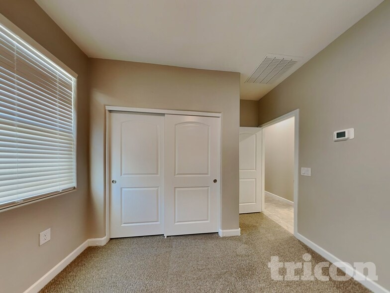 Building Photo - 30094 W Clarendon Ave