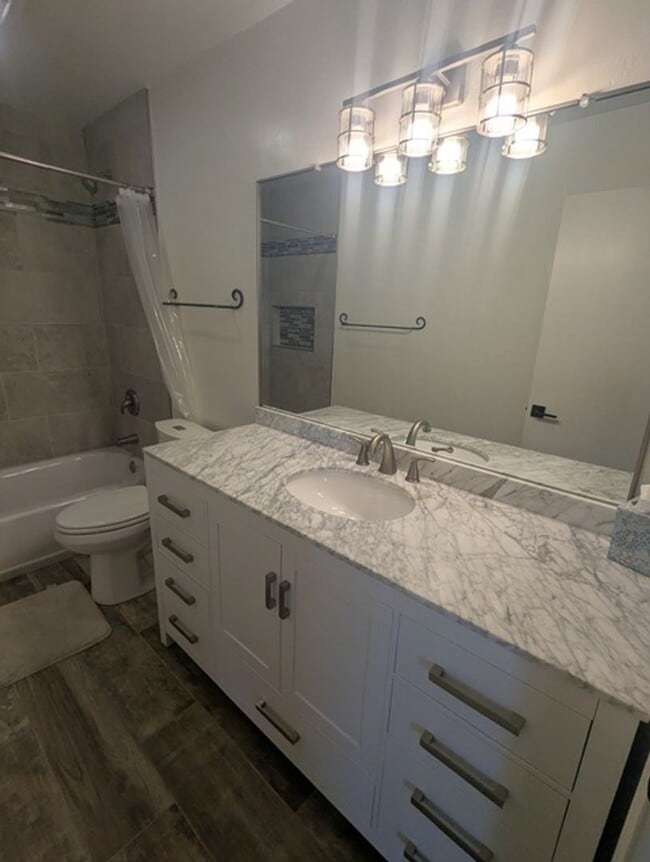 Building Photo - 3 Bedroom 2 Bathroom Single Story Home in ...