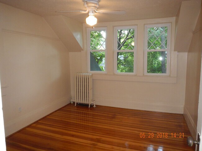 Building Photo - Available 6/1/25 Charming Two Story Single...
