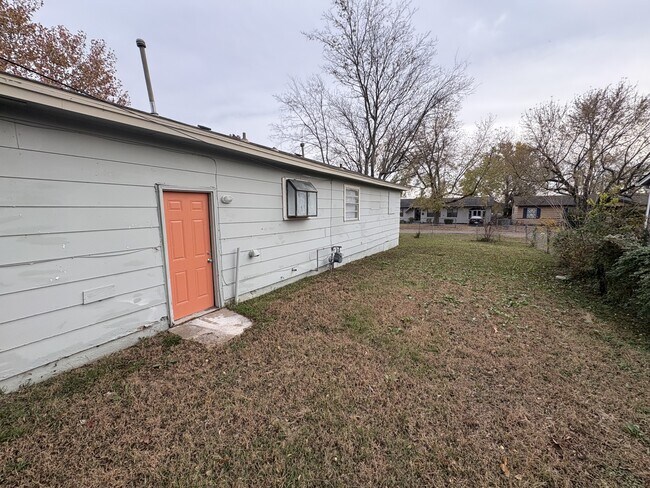 Building Photo - 5708 N Detroit Ave