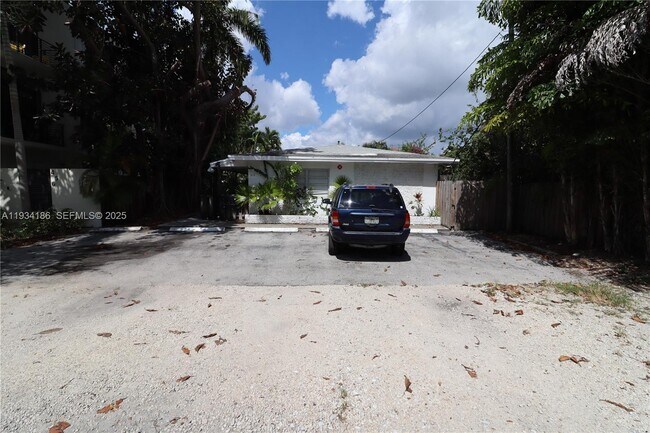 Building Photo - 915 NE 16th Terrace