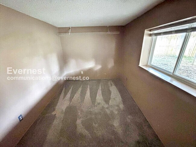 Building Photo - 4 Bed/2 Bath Home with Fenced Yard & Garage / Available Now!