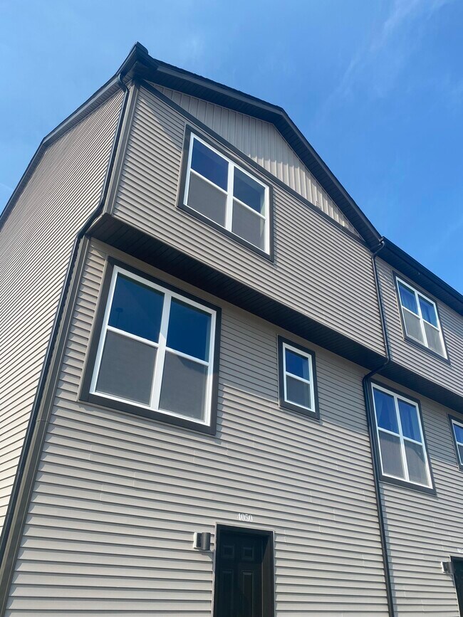 Building Photo - 4050 E 55th St