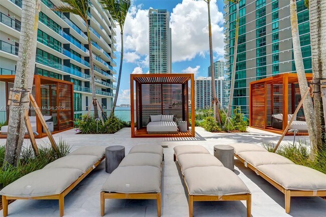 Building Photo - 3131 NE 7th Ave