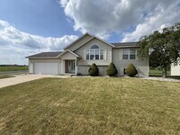 Building Photo - Spacious 4-Bedroom, 3-Bathroom House in Ca...