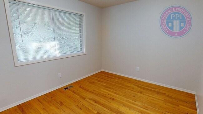 Building Photo - Lake Oswego/ Palisades - Hardwoods, Finished Daylight Basement with Bonus Rooms, Pet Friendly