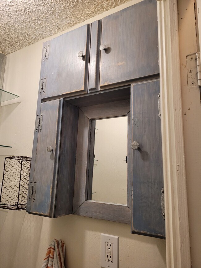 Building Photo - 1121 Elm St