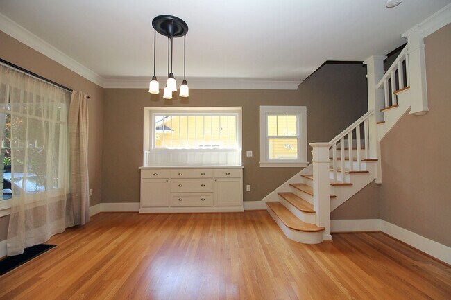 Building Photo - Beautifully Updated 5 Bedroom/3.5 Bath Irvington Craftsman Bungalow!