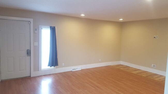 Building Photo - Great home, lots of space, fully updated, ...