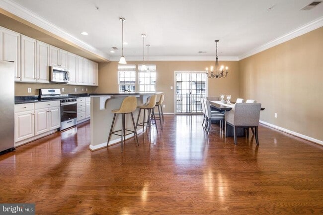 Building Photo - 7969 Crescent Park Dr