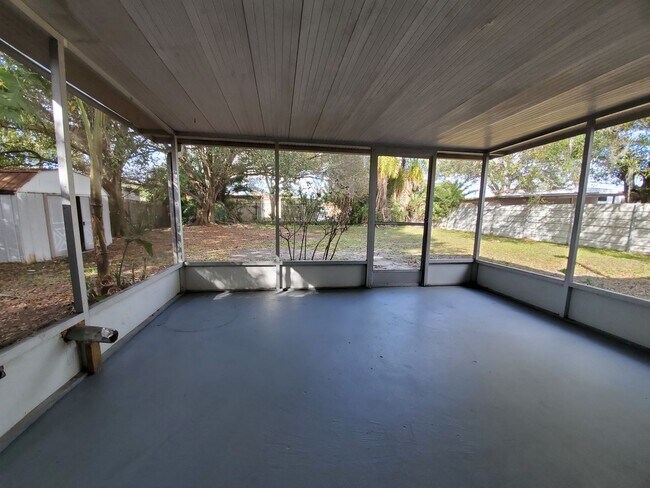Building Photo - 3 bed / 2 bath Annual Rental Home in Brade...