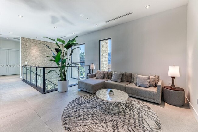 Building Photo - 2817 NE 35th St