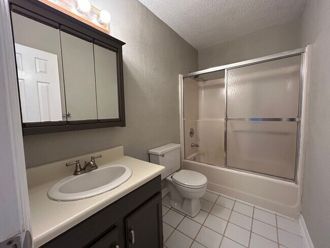 Building Photo - Charming 2BR Condo – Move-In Ready!