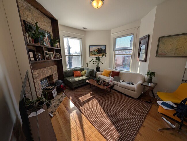 Building Photo - Spacious and renovated 3 BR in Wicker Park with great vintage touches!