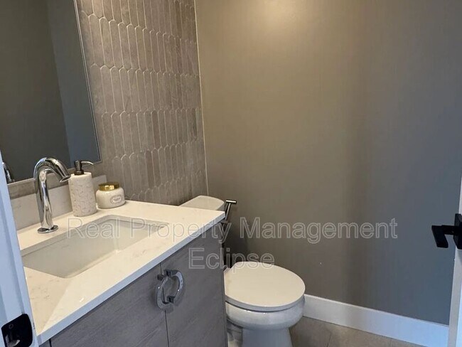 Building Photo - 2528 27th Ave W