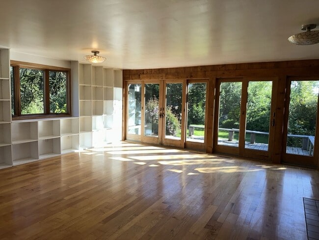 Building Photo - 2000+ sf home is in a great location, pet ...