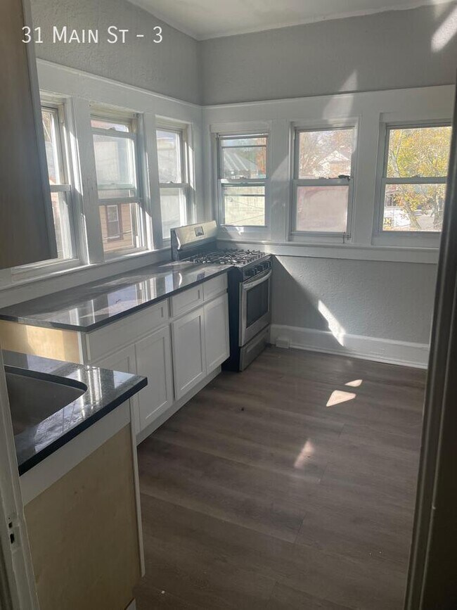 Building Photo - 31 Main St