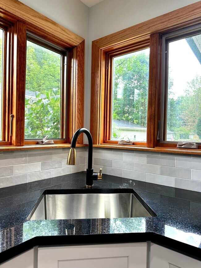 Building Photo - 1007 Pine St