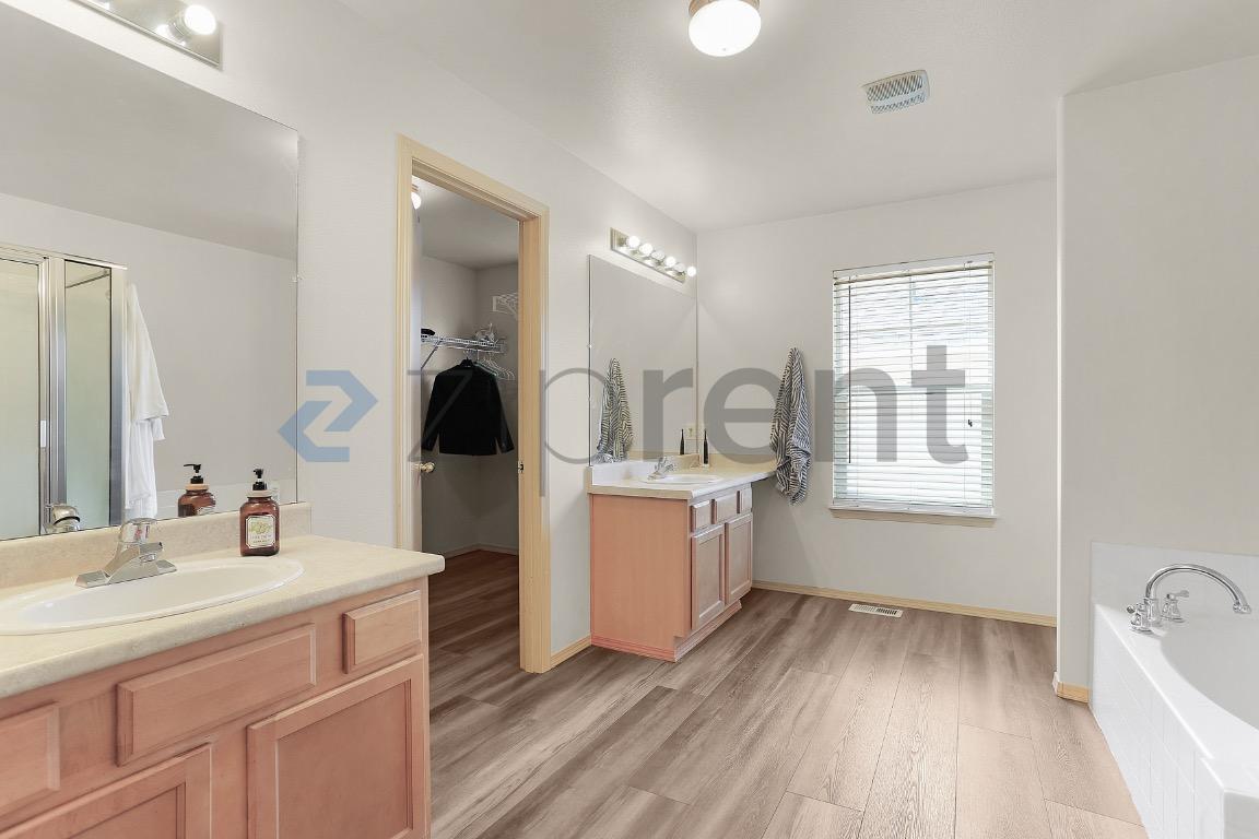 Building Photo - Unit