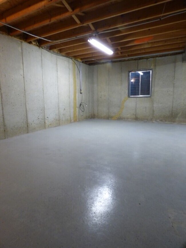 Building Photo - Beautiful 2 bd 1 1/2 ba as soon as July 1 move-in. Great Vernon Hills location!
